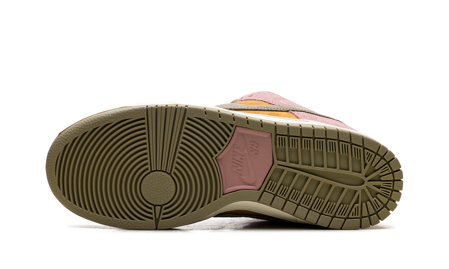 Nike SB Dunk Low Red Stardust